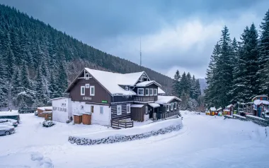 Horský pobyt v Krkonošiach: Pec pod Sněžkou pri lanovke v Chate Lesovna s raňajkami + víno a detské ihrisko