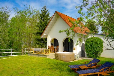 Maďarský vidiek blízko mesta Pécs a pohoria Zselic: Fehér Borház s raňajkami, privátnou vírivkou a bicyklami