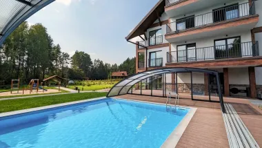 Oblasť Mazurských jazier blízko výletných cieľov: Apartament Karwica Zapach Lasu s bazénom, saunou a ihriskom 