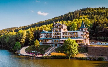 Luxusný relaxačný pobyt pri Karlových Varoch v 5* Retro Riverside Wellness Resorte s polpenziou a wellness