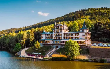 Luxusný relaxačný pobyt pri Karlových Varoch v 5* Retro Riverside Wellness Resorte s polpenziou a wellness