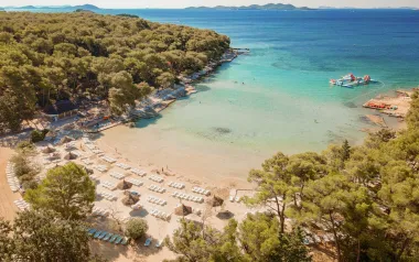 Chorvátsko v bungalove v Pine Beach Resorte Pakoštane *** + plná penzia, vodné atrakcie, ležadlá a aktivity
