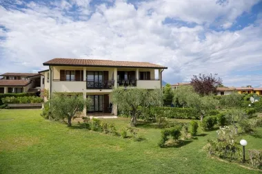 Dovolenka pre páry aj rodiny: Moniga del Garda na brehu jazera v Rezidencii Primera s polpenziou + bazény