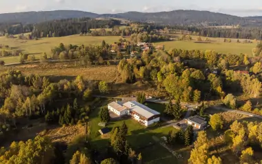 Pobyt blízko Lipna a rakúskych hraníc: Resort Pasečná s raňajkami či polpenziou + letný bazén, sauna a zábava