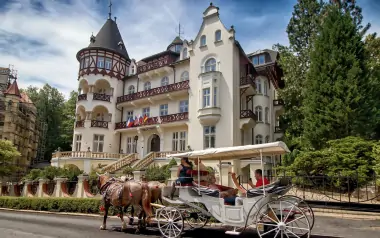 Dovolenka v Karlových Varoch vo Ville Trocnov s polpenziou a neobmedzeným wellness + procedúry a welcome drink