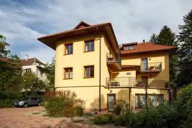 Moravské kúpele blízko kolonády a pamiatok: Vila Terra Luhačovice s raňajkami, bazénom, vírivkou a procedúrami
