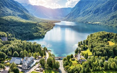 Slovinsko 100 m od Bohinjského jazera: Hotel Jezero **** s raňajkami/polpenziou a vstupom do bazéna aj sauny 