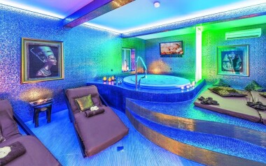 Odpočiňte si v luxusním wellness s vířivkou a saunou