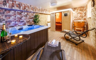 Užijte si wellness s vířivkou a saunou