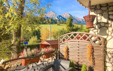 Posezení před penzionem Šilon s výhledem na Belianské Tatry