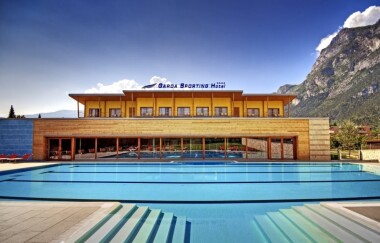 Riva del Garda v 4* Hoteli Garda Sporting Club s raňajkami, wellness, bazénmi a plavbou z Limone do Malcesine