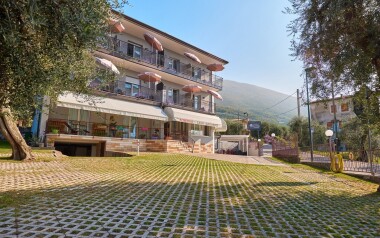 Leto pri jazere Garda: Pobyt v hoteli Casa Gagliardi s bufetovými raňajkami, výletom loďou a ochutnávkou vín