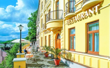 Karlove Vary v centre: 4* Hotel Jean de Carro s raňajkami/polpenziou a neobmedzeným wellness + masáž a zľava