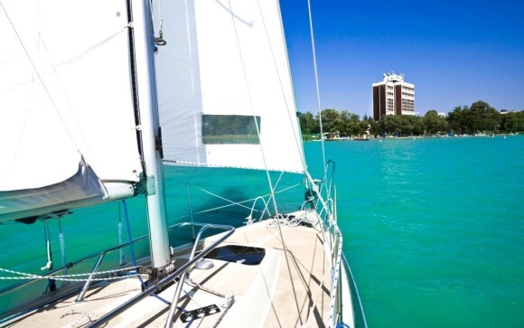 Hotel se nachází hned na břehu Balatonu