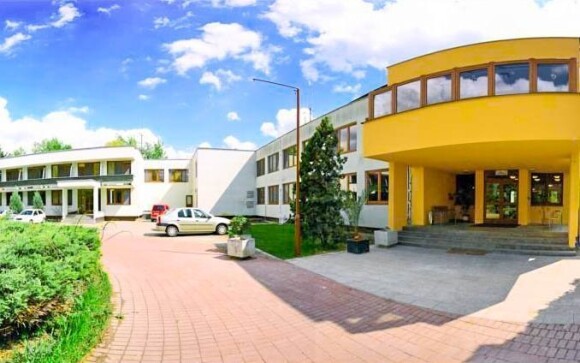 Hotel stojí uprostřed krásné přírody