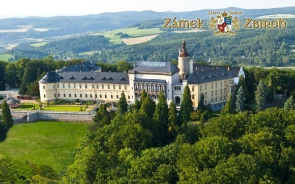 Zámecký hotel Zbiroh je obklopený zelení