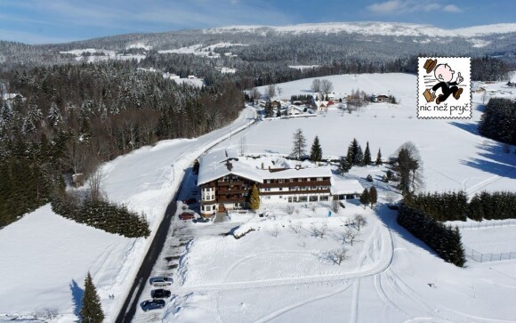 Hotel je doslova v obležení nádherné zimní krajiny