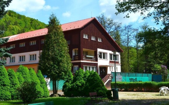 Ubytováni budete v klidném hotelu Gejzír ***