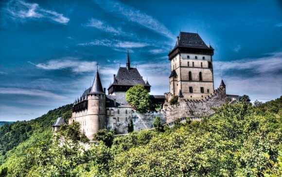 Hrad Karlštejn je jen 6 km od hotelu