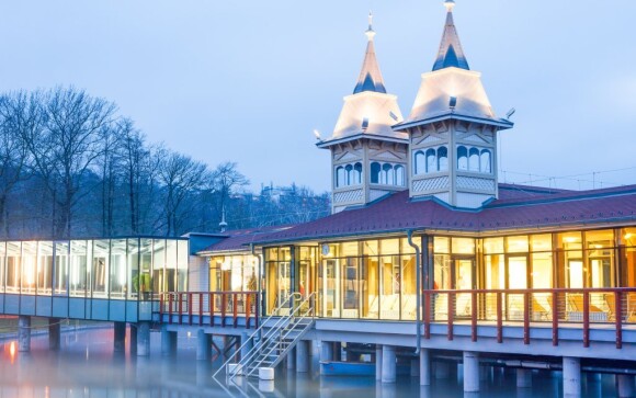 Termální jezero je stále příjemné na koupání