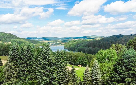Výhled na jezero uprostřed malebné krajiny v létě