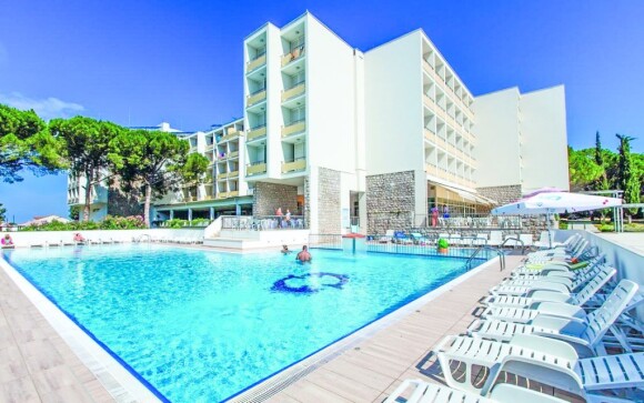 Vykoupat se můžete nejen v moři, ale také v bazénu u hotelu