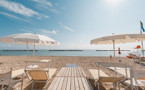 Pláž s ležadlami, Natural Village Resort, Potenza Picena