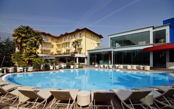 Vonkajší bazén, Villa Nicolli Romantic Resort ****, Riva del Garda (TN), Taliansko