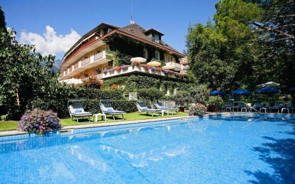 Bazén s lehátkami, Hotel Juliane ****, Merano, Taliansko