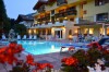 Bazén za súmraku, Alle Dolomiti Boutique Lake Hotel ****, Molveno