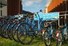 Modré požičovne bicyklov, Pinea Resort, Pobierowo, Poľsko
