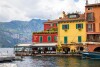 Farebné domy pri jazere, Campagnola, Malcesine (VR), Taliansko