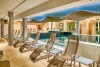 Krytý bazén s lehátkami, Ensana Thermal Aqua Health Spa Hotel ****, Hévíz, Maďarsko