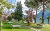 Záhrada s lehátkami, Parco San Marco Hotels & Beach Resort ****, Cima di Porlezza (CO), Taliansko