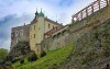 Zámocký hotel Zbiroh je obklopený zeleňou