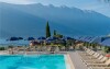 Bazén s ležadlami, Hotel Royal Village ****, Limone sul Garda (BS), Taliansko