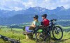 Cyklisti na lavičke, Mariandl im Oberwirt, Eggenfelden, Nemecko
