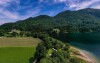 Súkromná pláž, jazero Hintersee v rakúskej oblasti Salzbursko