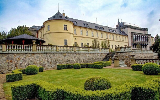 Zámocký hotel Zbiroh je obklopený zeleňou