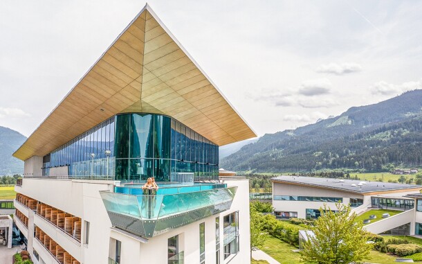 Bazén s výhľadom, Tauern Spa Hotel & Therme ****, Rakúsko