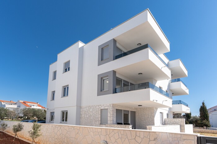 Meridian Pool Residences ****