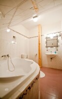 Podkrovný apartmán s rohovou vaňou, Penzión Trámky, Vikýřovice, Jeseníky