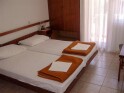 Dvojlôžková izba v budove Primorka, Hotel Adriatic **, Omišalj, ostrov Krk, Chorvátsko