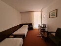Dvojlôžková izba v budove Primorka, Hotel Adriatic **, Omišalj, ostrov Krk, Chorvátsko