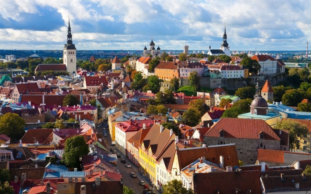Tallin je oblíbená zastávka poznávacích zájezdů v Pobaltí.