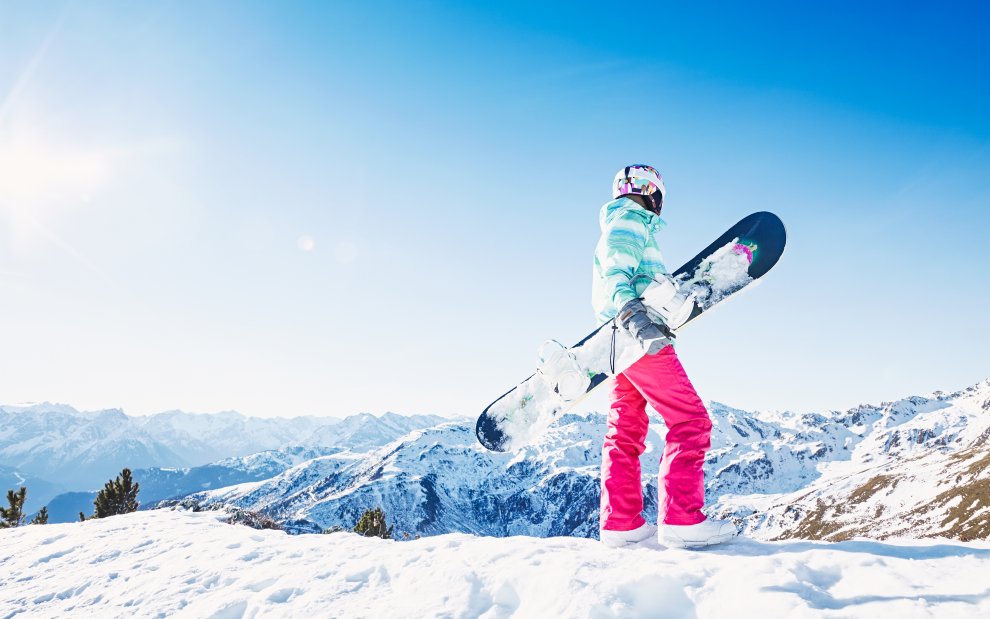 Snowboardista na kopci